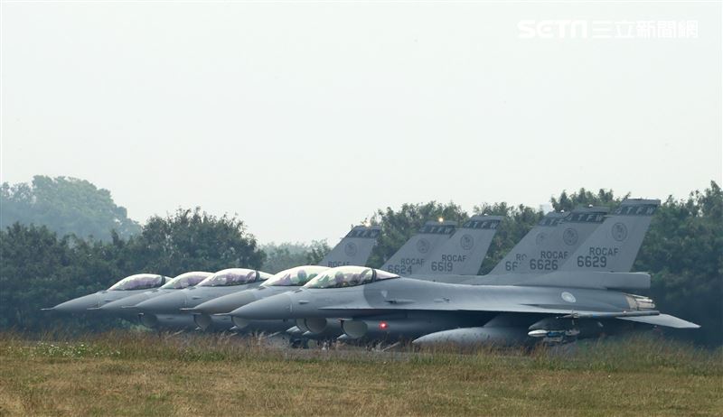 空軍F-16V戰機飛行員在最短時間上完成戰機的緊急起飛，執行隨時接戰共軍戰機。（記者邱榮吉/攝影）