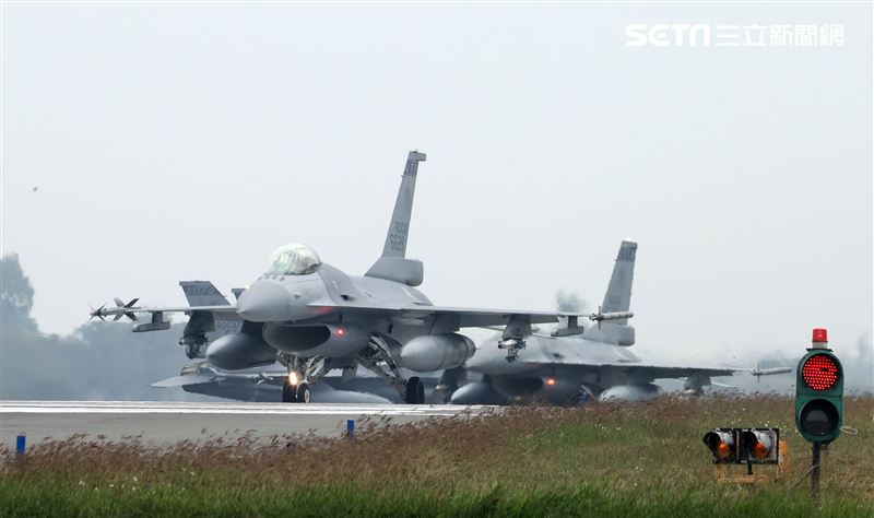空軍F-16V戰機飛行員在最短時間上完成戰機的緊急起飛，執行隨時接戰共軍戰機。（記者邱榮吉/攝影）
