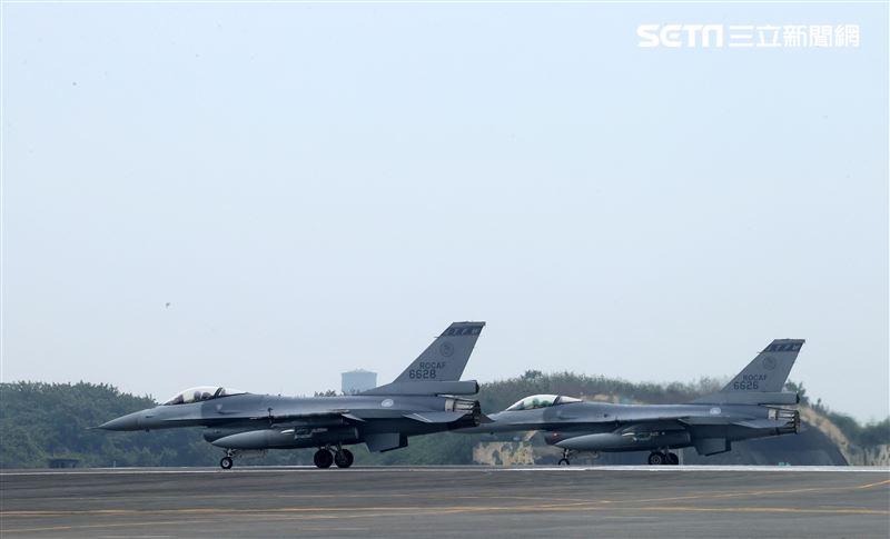 空軍F-16V戰機飛行員在最短時間上完成戰機的緊急起飛，執行隨時接戰共軍戰機。（記者邱榮吉/攝影）