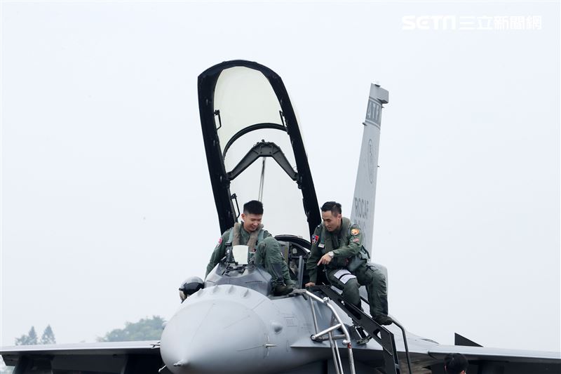 空軍F-16V戰機飛行員在最短時間上完成戰機的緊急起飛，執行隨時接戰共軍戰機。（記者邱榮吉/攝影）