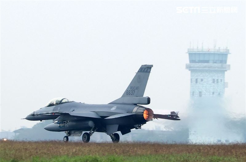 空軍F-16V戰機飛行員在最短時間上完成戰機的緊急起飛，執行隨時接戰共軍戰機。（記者邱榮吉/攝影）