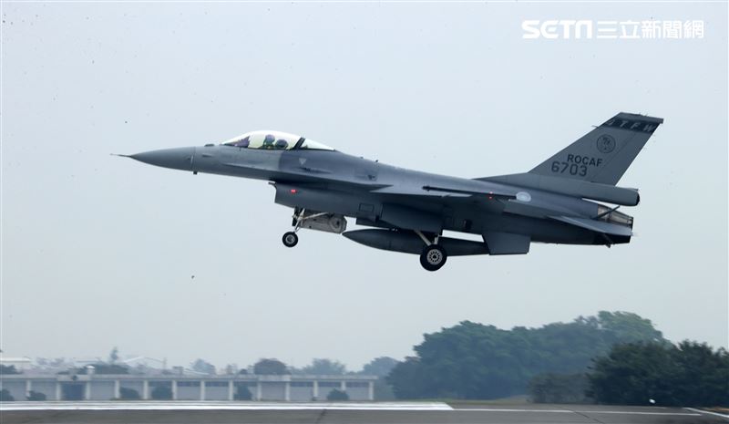 空軍F-16V戰機飛行員在最短時間上完成戰機的緊急起飛，執行隨時接戰共軍戰機。（記者邱榮吉/攝影）