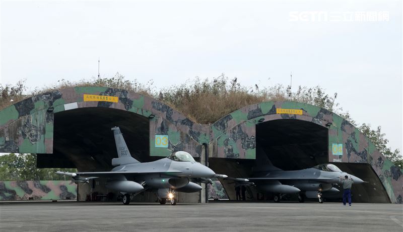空軍F-16V戰機飛行員在最短時間上完成戰機的緊急起飛，執行隨時接戰共軍戰機。（記者邱榮吉/攝影）
