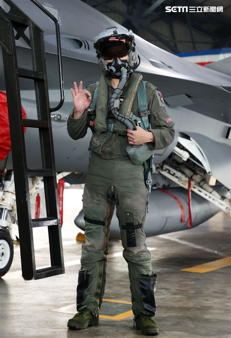空軍飛行員戴上1200萬元的F-16V「聯合頭盔瞄準系統」，這頂頭盔可讓AIM-9X飛彈無死角發射。（記者邱榮吉/攝影）