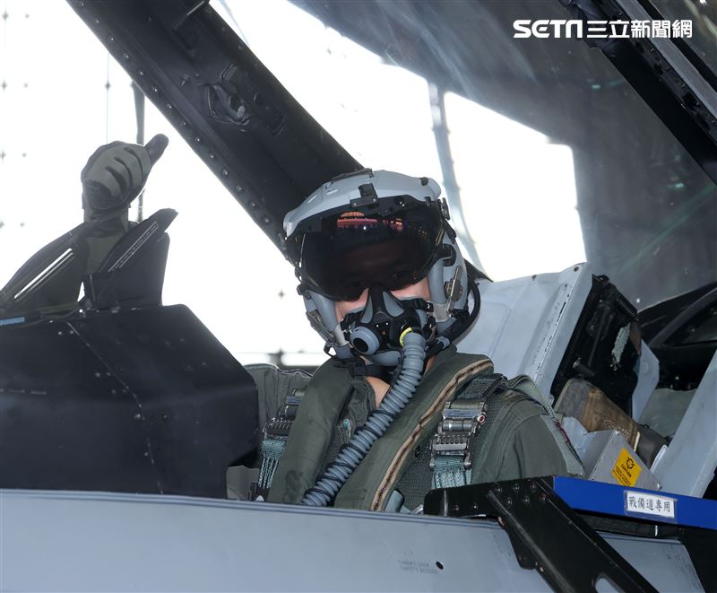 空軍飛行員戴上1200萬元的F-16V「聯合頭盔瞄準系統」，這頂頭盔可讓AIM-9X飛彈無死角發射。（記者邱榮吉/攝影）