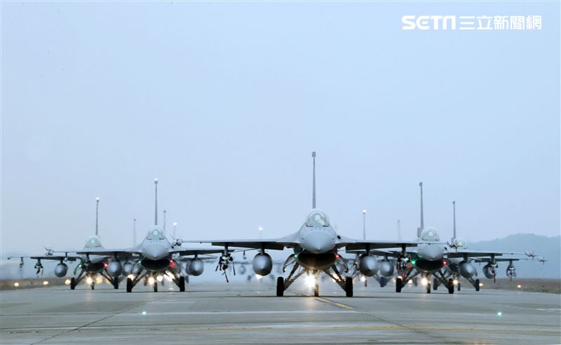 空軍12架的F-16V戰機以「大兵力滑行」俗稱「大象走路」展現強大戰力。（記者邱榮吉/攝影）