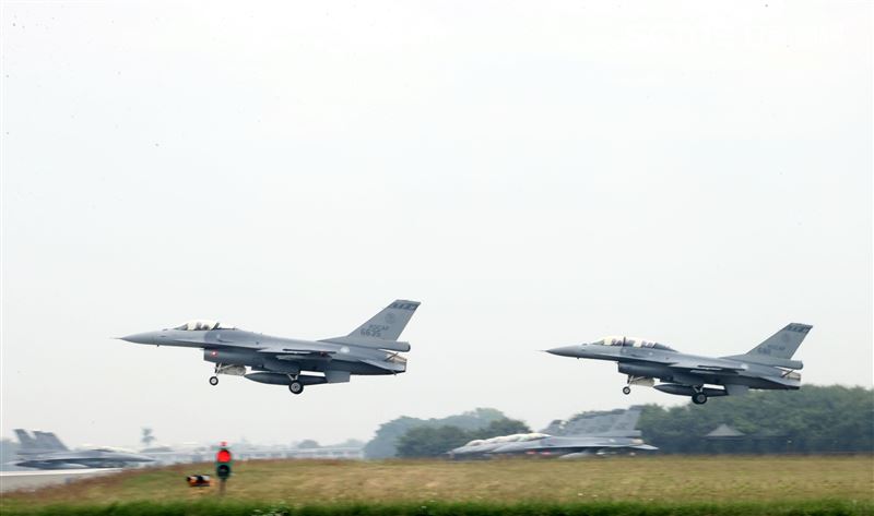空軍F-16V戰機飛行員在最短時間上完成戰機的緊急起飛，執行隨時接戰共軍戰機。（記者邱榮吉/攝影）