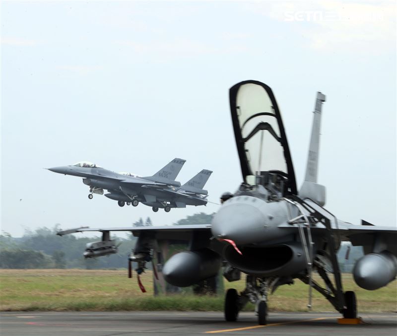空軍F-16V戰機飛行員在最短時間上完成戰機的緊急起飛，執行隨時接戰共軍戰機。（記者邱榮吉/攝影）