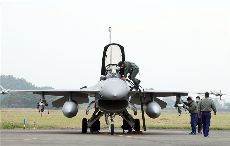 空軍F-16V戰機飛行員在最短時間上完成戰機的緊急起飛，執行隨時接戰共軍戰機。（記者邱榮吉/攝影）