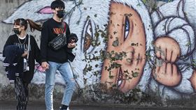 疫情升溫　民眾外出口罩戴好戴滿近期國內COVID-19疫情持續延燒，15日適逢週休假日天氣晴，大台北地區許多民眾外出踏青活動，不忘戴好口罩防疫。中央社記者鄭清元攝　111年1月15日