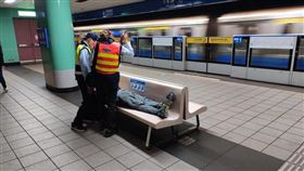 捷運客暈倒他救援！結局怒：再也不幫（圖／翻攝自PTT）