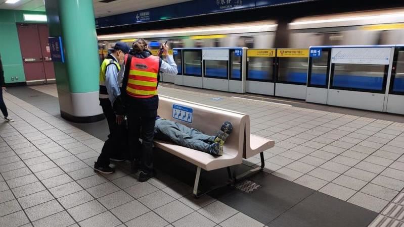 捷運客暈倒他救援！結局怒：再也不幫