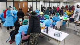 新北推多元管道  鼓勵民眾接種第3劑（3）Omicron變異株擴散全球，國內COVID-19疫情升溫，為鼓勵符合第3劑的民眾踴躍接種，新北市規劃18處中大型社區接種站、長者分區分里分時段接種、合約醫療院所門診、專案接種等4大多元管道，加快接種速度，提升保護力。中央社記者王騰毅攝  111年1月18日