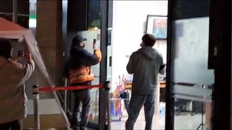 新／畫面曝！ØZI赴警局提告一身黑