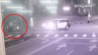 警車搶快左轉撞機車！騎士噴飛送醫