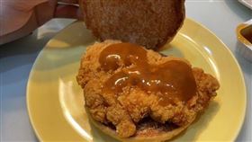 ▲有名網友分享認為超好吃的隱藏勁辣雞腿堡吃法！（圖／翻攝自Dcard） 