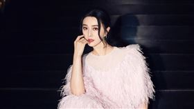 范冰冰於四川成都出席時裝開幕活動，一襲羽毛長裙仙氣勃發現身。（圖／翻攝自bingbing_fan IG）