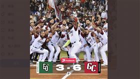 Marcell Ozuna和全隊在本壘板自拍。（圖／翻攝自推特）