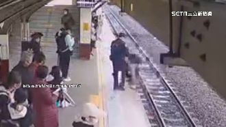 不慎踢到手機掉月台　男子撿拾險出事