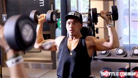 直擊／路易莎插旗健身房！董座甩脂30公斤　現場大秀肌肉（圖／業者提供）