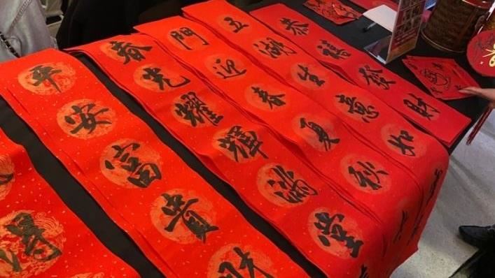 書法少女做公益為貧童募款