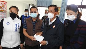 林明溱到飛官陳奕老家探視，致贈陳父慰問金。（圖／翻攝畫面）