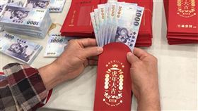 彰化市發春節敬老禮金6千 全台最優渥福利 市公所發出金額1億5900萬元現金，數鈔機一度當機  翻攝畫面