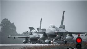 空軍第4聯隊機號「6650」F-16V戰機，11日由飛行官陳奕上尉駕機執行例行性訓練任務，不幸失事墜海，空軍當日下令同機型停飛進行「天安特檢」至今事發已超過一週，今（20）日F-16型戰機全面復飛。（圖／翻攝自「國防部發言人」臉書粉專）