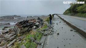 聯結車,駕駛受困,翻落海邊,新北,翻攝畫面