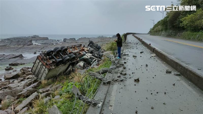 新／瑞芳驚悚車禍！聯結車翻落海邊