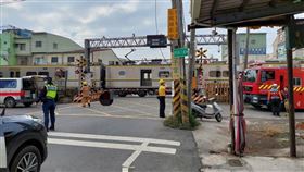 台南,台鐵,中州平交道,區間車,行人