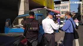 彰化小貨車當路霸占停車格賣水果，3年遭罰38萬元罰單。(圖／翻攝畫面)
