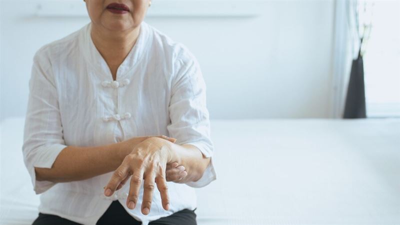 手抖不停肩膀硬？　醫師教一招判徵兆