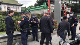 北市警方在竹聯幫尊堂堂主母親告別式現場加強盤查。（圖／翻攝畫面）