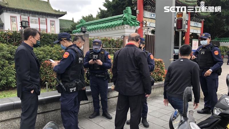 竹聯幫堂主母過世　白狼親臨現場弔唁