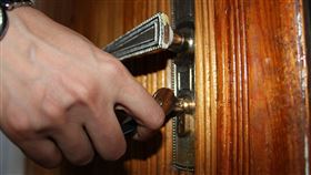 樓中亮中醫博士，防止靜電，喝水，保濕，開門 圖／PIXABAY