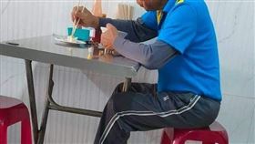 豆腐,筷子,反胃,小吃,疫情(翻攝自 爆廢公社)