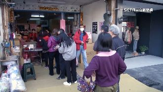 鳳山知名花生糖超夯　現搶年貨排隊潮