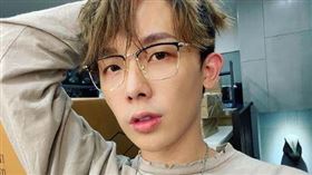 酷炫在頻道上傳一支「房間物品斷捨離」影片，意外變成前女友道歉大會。（圖／翻攝自酷炫IG）