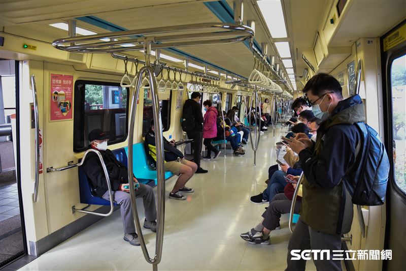 不少通勤族抱怨車廂變空曠後「搭車會晃來晃去」,尤其是長輩與孩童更苦於找不到扶手。對此,北捷掛保證表示,將「增設車側扶手」(圖/資料照)