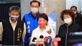 是否取消餐廳內用 盧秀燕：隨疫情滾動式檢討對於台中市是否會取消餐廳內用，市長盧秀燕（前中）18日表示，台中市目前沒有本土個案，但因Omicron變異株傳染速度快，市府不敢掉以輕心，會隨疫情滾動式檢討，努力掌控疫情維持現況。（台中市政府提供）中央社記者郝雪卿傳真  111年1月18日