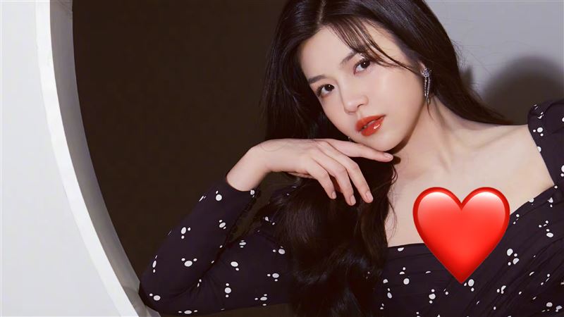 超U洋裝露美胸　國民女友解放被讚爆