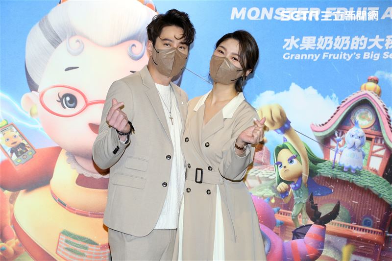 隋棠、白家綺、吳東諺夫婦出席妖果小學水果奶奶的大秘密首映記者會。（圖／記者楊澍攝影）