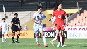 台灣女足亞洲盃不敵中國（2）台灣女足代表隊20日在亞洲盃足球賽首場迎戰中國隊，開賽前10分鐘就丟2球，下半場再因失誤丟分，最終以0比4吞敗；台灣女足隊長賴麗琴（前左）賽後喊話，接下來將全力以赴，希望取得世界盃門票。（中華民國足球協會提供）中央社記者黃巧雯傳真  111年1月20日