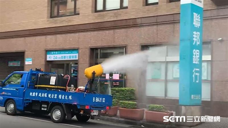 聯邦銀行今復業！行員全副武裝上陣