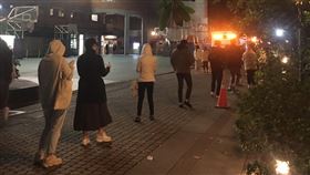 東吳大學有確診者足跡  北市協助擴大採檢1名桃園市個案曾在東吳大學城中校區上課，台北市政府20日派遣行動篩檢隊協助師生擴大篩檢，約近700人已完成篩檢，其中有1人確診。（台北市政府提供）中央社記者陳昱婷傳真  111年1月20日