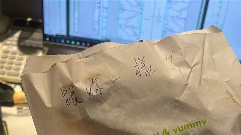 正妹買雞排「跟我一樣辣」打開嗨翻