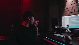 ØZI深夜無預警發出新歌，疑似近期發生Keanna事件心情抒發。（圖／翻攝自ØZI IG）