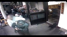 苗栗老翁帶水果刀揮砍婦人。（圖／翻攝畫面）