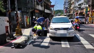 沙發放路邊突倒　爺孫摔車釀1死1傷